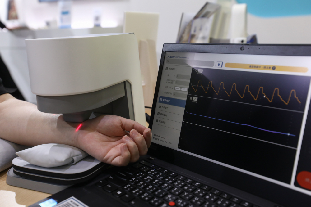 Vsport耘康脈象檢測系統透過電腦精準控制升降系統，還原中醫師三指把脈過程的舉、按、尋手法，將脈象感受轉化成數據，未來可結合大數據分析，實現智慧醫療及準確性
